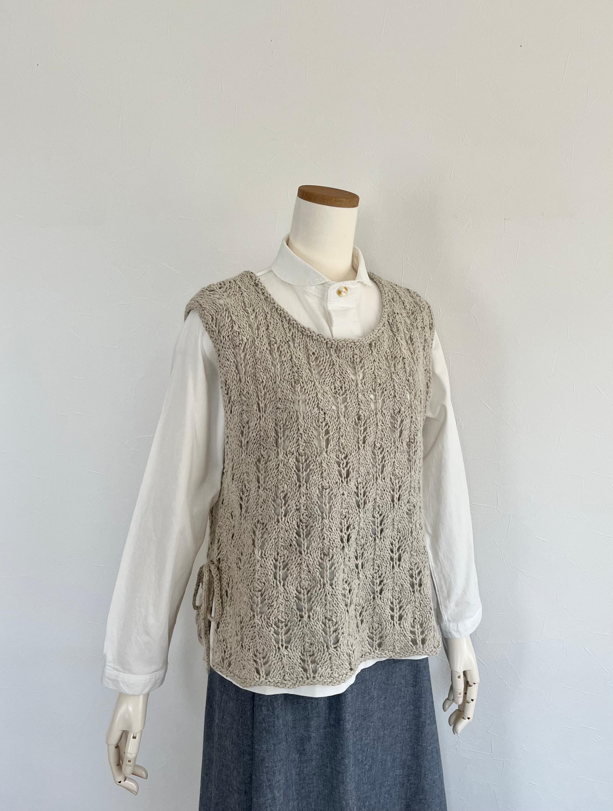 《送料無料》リボン付き透かし編みベスト(グレージュ)1枚目の画像