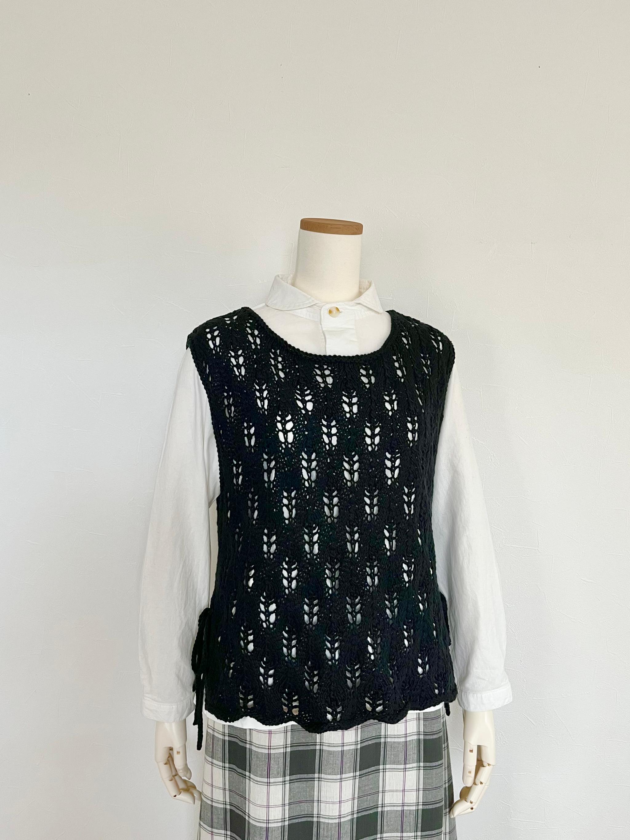 リボン付き透かし編みベスト（ブラック）1枚目の画像