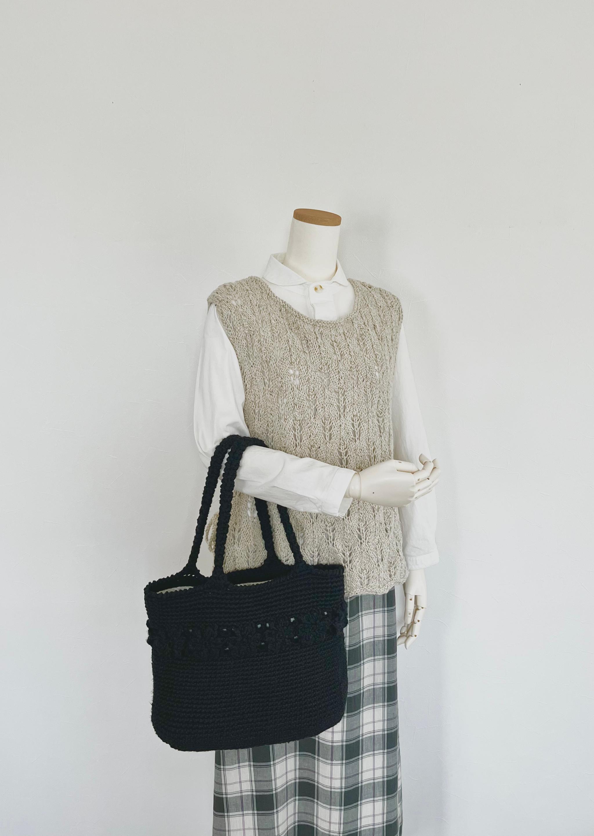 《送料無料》花モチーフを挟んだ黒の細編みバッグ | 2枚目