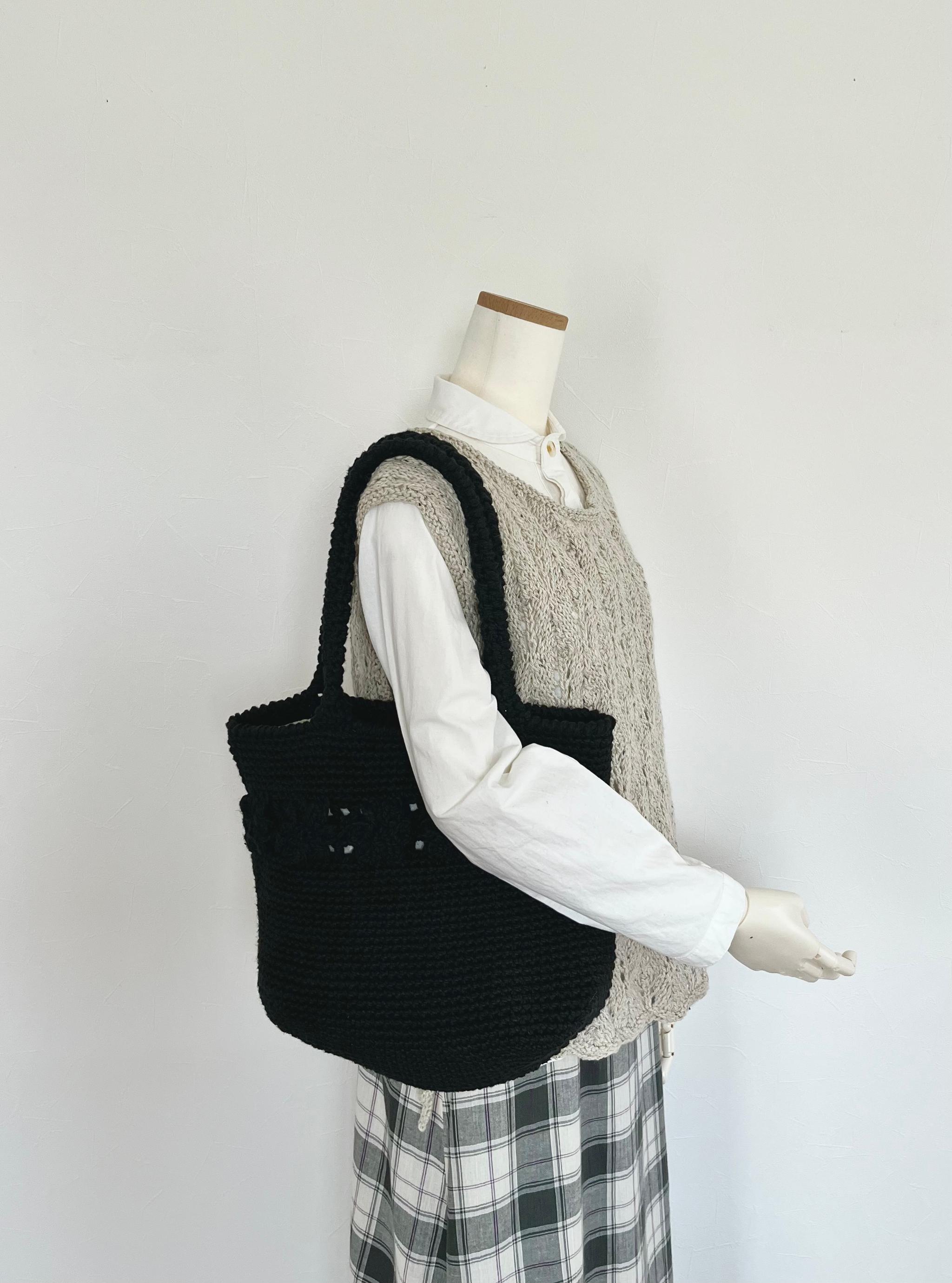 《送料無料》花モチーフを挟んだ黒の細編みバッグ | 3枚目